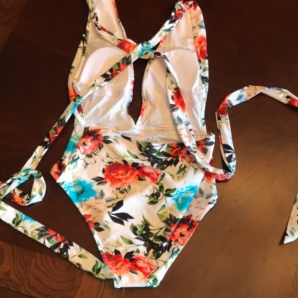 Cupshe Swimsuit - Picture 6 of 6